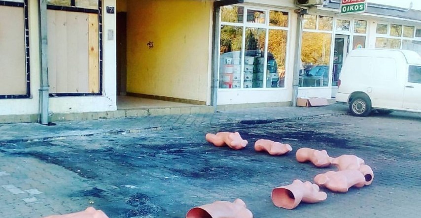 Plastične gole lutke osvanule na mjestu bombaškog napada u Banjoj Luci