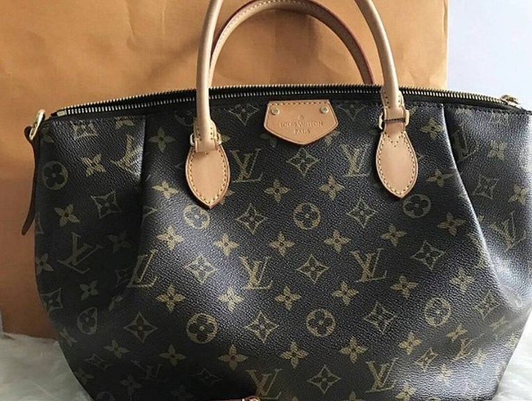 Poklonio baki Louis Vuitton torbu, pao mu mrak na oči kad je vidio što radi s njom