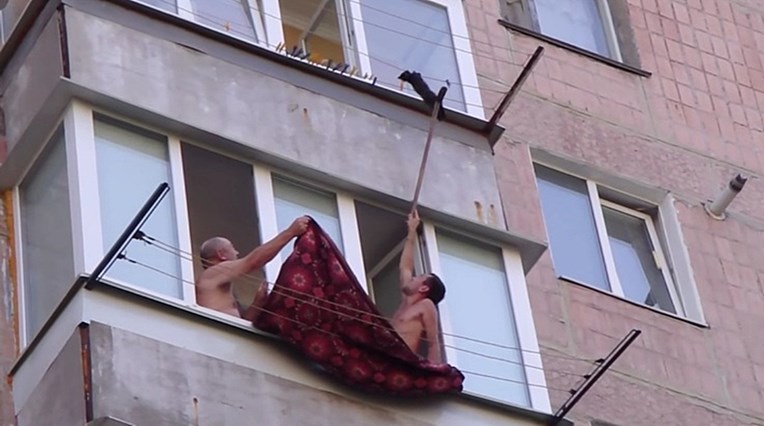 Muškarci spasili macu koja je visila na žici za sušenje odjeće