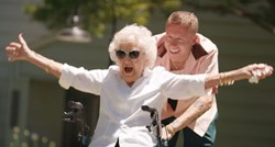 VIDEO Poznati reper svojoj baki za stoti rođendan priredio proslavu života