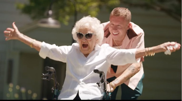 VIDEO Poznati reper svojoj baki za stoti rođendan priredio proslavu života