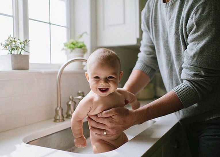 Mnogi roditelji pogrešno kupaju male bebe