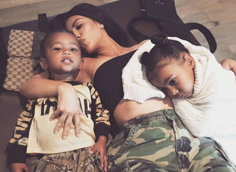 Je li Kim Kardashian zaslužila da je opišemo kao super mamu?
