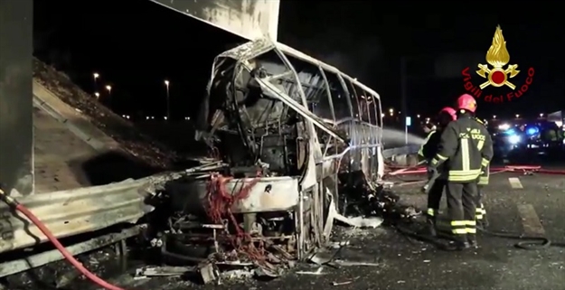 STRAVIČNA NESREĆA U ITALIJI ODNIJELA 16 MLADIH ŽIVOTA Profesor ulazio u zapaljeni bus da spasi djecu