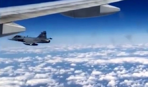 VIDEO Mađari poslali lovce na britanski putnički avion
