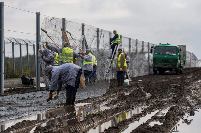 Mađarska postavlja još jednu ogradu na granici sa Srbijom