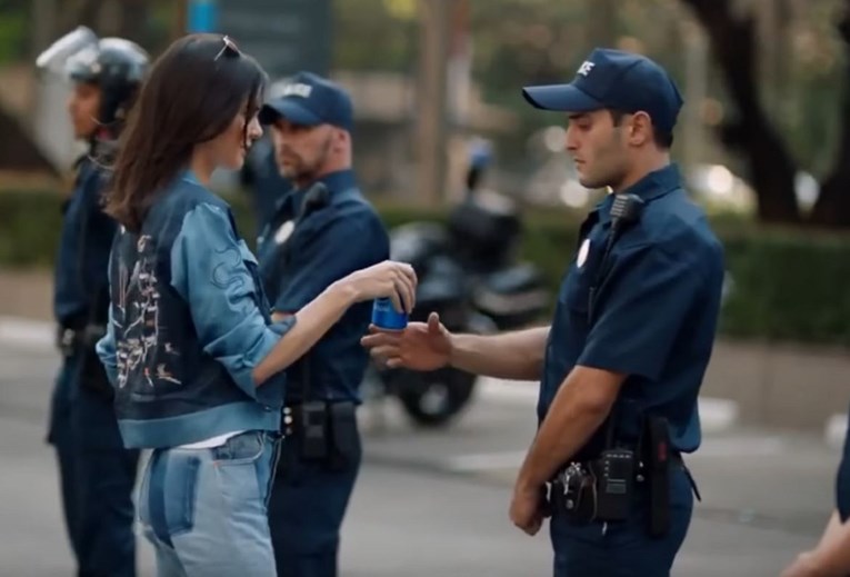 Povučena kontroverzna Pepsijeva reklama s Kendall Jenner: "Ispričavamo se, promašili smo poantu"