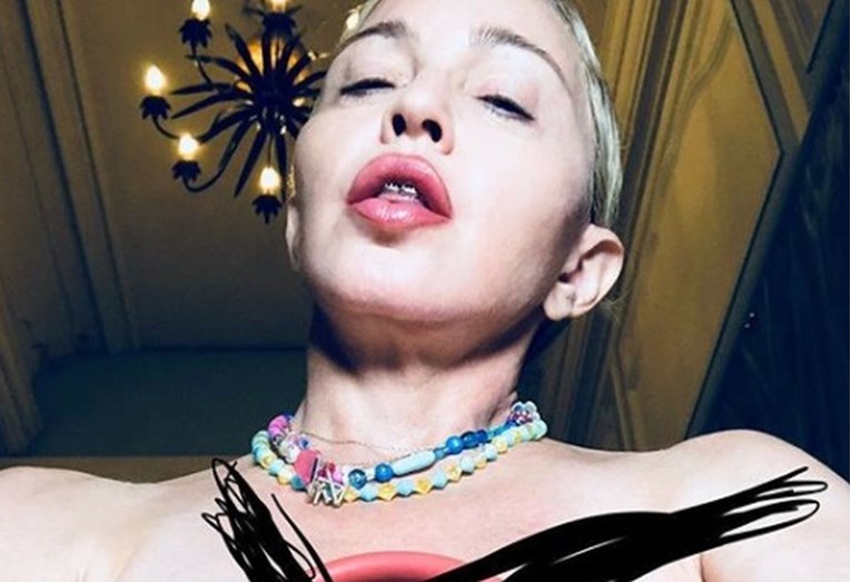 Madonna u najšokantnijem selfieju dosad pokazala bradavice i požalila se da nema prijatelja