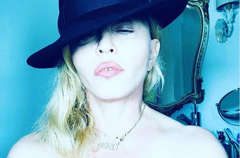 Madonnu napali zbog selfieja u toplesu: "Pokazuješ sise u 60. godini"