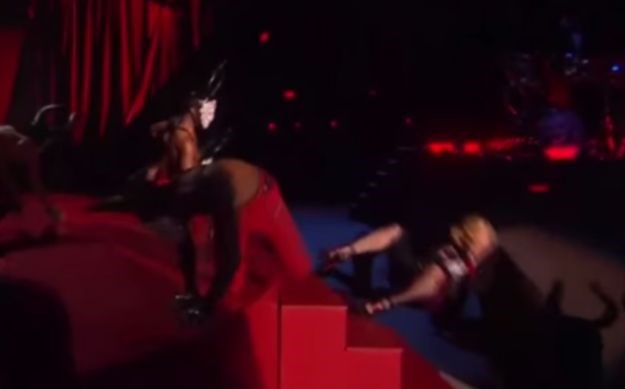Madonna "zaronila" na pozornici: "Neka netko baki pozove hitnu"