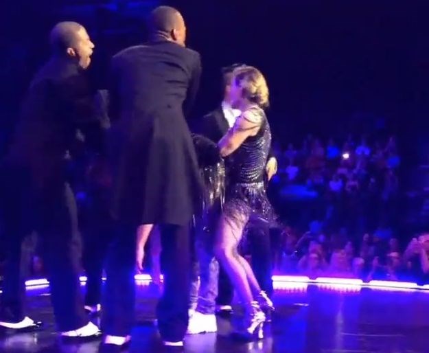 Madonna na pozornicu dovela mlađahnog DJ-a, rekla mu da se sagne i potom zgrozila publiku