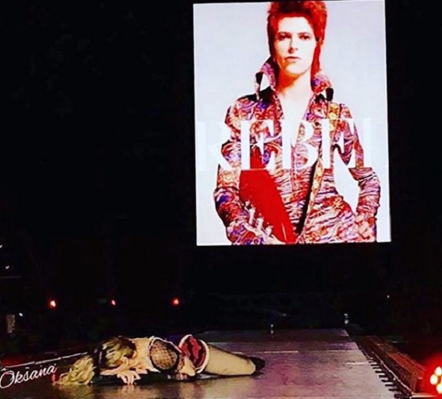 Nastupala u čast Bowieja, pa se slomila na pozornici: "Mnogo ti dugujem"