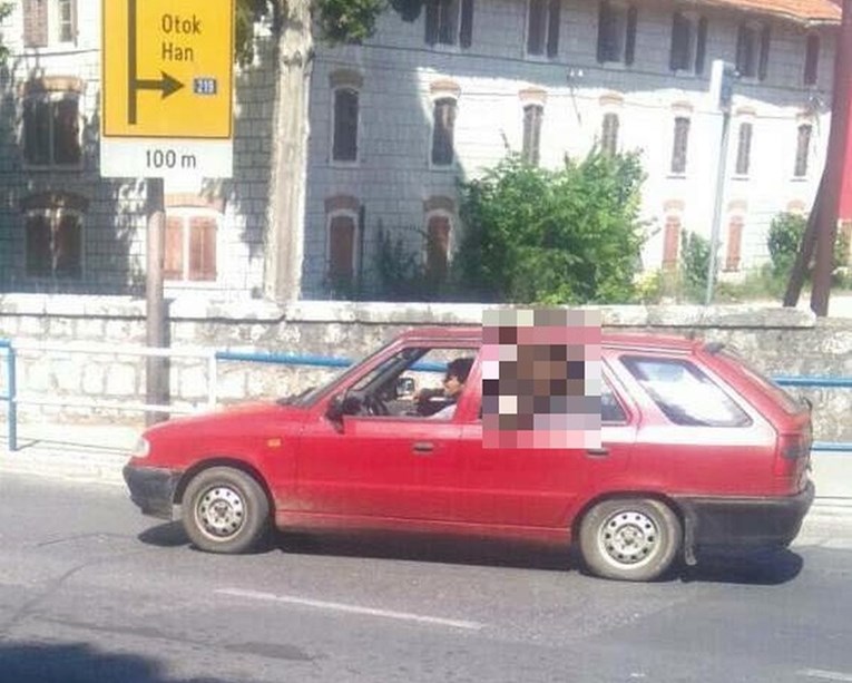 Scena sa zadnjeg sjedala ovog auta nasmijala je Hrvatsku: "Nadam se da ga pandur nije zaustavio"