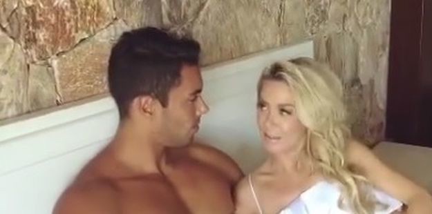 Objavljen filmić: Maja Šuput i nabildani maneken snimali se u krevetu
