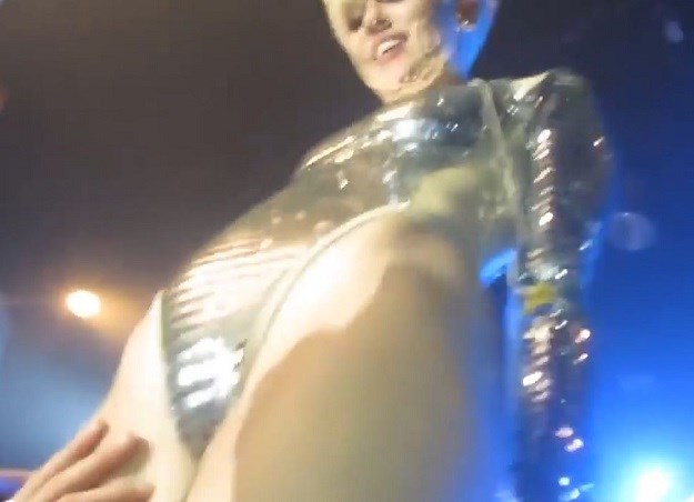 VIDEO Miley Cyrus na koncertu ohrabruje publiku da joj diraju međunožje i grudi
