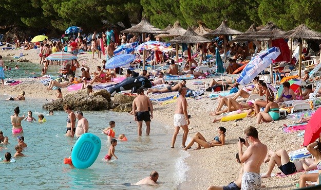 Policija uhvatila Amerikanca koji je na plaži u Kuparima iz grmlja fotografirao malu djecu