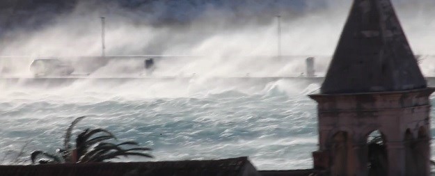 VIDEO Unatoč olujnoj buri i divovskim valovima, odlučio se provozati makarskim lukobranom