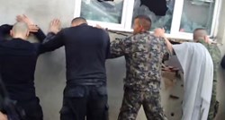 VIDEO Objavljena snimka predaje terorista u Kumanovu: "Ajde, mamu mu jebem, ruke gore"