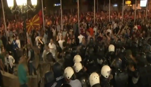 Prosvjednici i dalje pred vladom, makedonski političari sutra pregovaraju u Strasbourgu