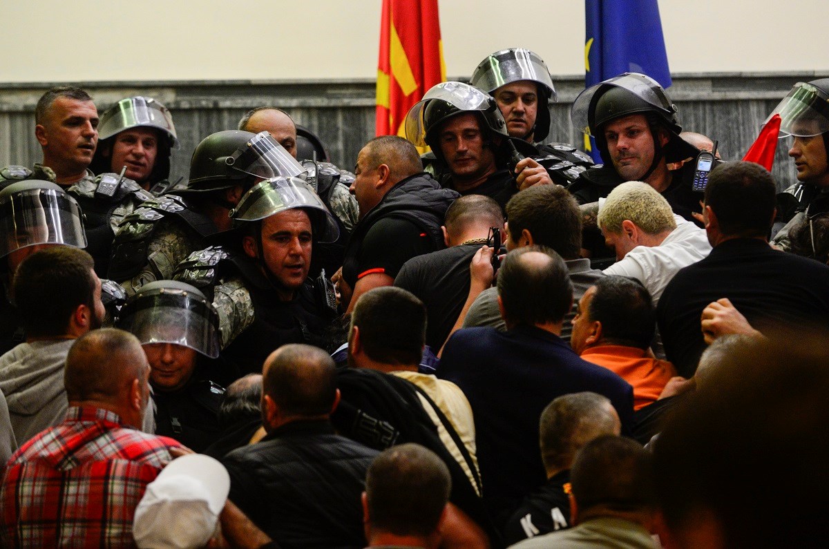 KAOS U MAKEDONIJI Demonstranti ušli u parlament, mlatili političare i držali ih kao taoce, upali i specijalci