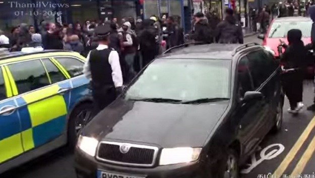 Video: Klinke se potukle oko dečka, počela makljaža 200 mladih, policija morala zatvoriti ulicu