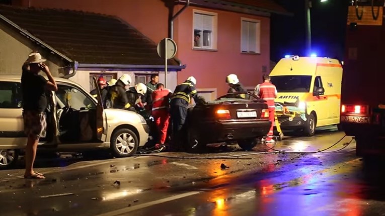 VIDEO Sudarila se tri auta u Maloj Subotici, vatrogasci rezali krov BMW-a