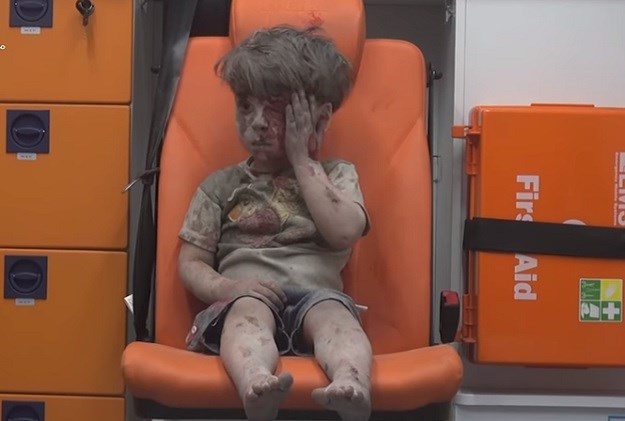 Evo što se dogodilo ranjenom mališanu iz Aleppa: "Nije ni vrištao ni plakao, samo je sjedio u šoku"