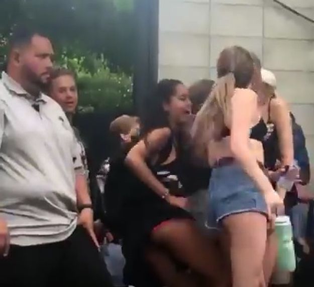 VIDEO Mala Malia je odrasla: Obamina kći pokazala guzu na pozornici
