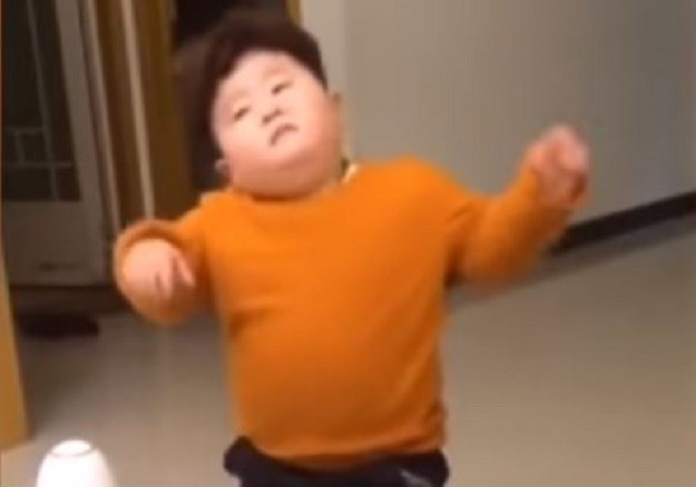 VIDEO Bucmasti dječak pljunuti je Veliki vođa, a njegov ples osvaja internet