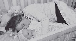Snažna priča krije se iza ove fotografije majke koja spava u krevetiću sa svojom bebom