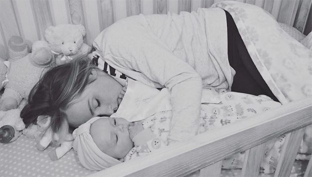 Snažna priča krije se iza ove fotografije majke koja spava u krevetiću sa svojom bebom