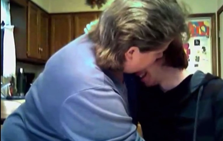 VIDEO Tinejdžer priznao majci da je gay, a njena reakcija će vas duboko dirnuti