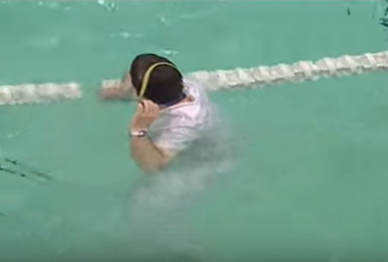 Pogledajte kako su hrvatskog suca gurnuli u bazen u Novom Sadu