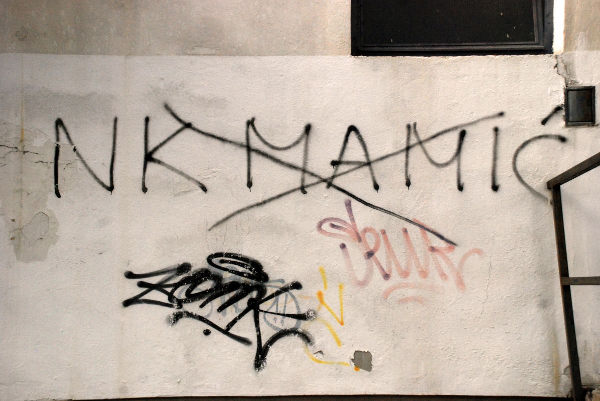 GRAFITI O ZDRAVKU MAMIĆU Umjetnost sa kontejnera, kioska i pothodnika