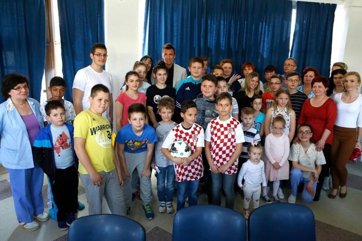 Velik i izvan terena: Mandžukić posjetio djecu i donirao opremu bolnici u Slavonskom Brodu