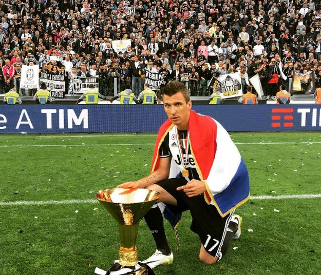 FOTO, VIDEO Mandžukić se omotao hrvatskom zastavom, pogledajte delirij!