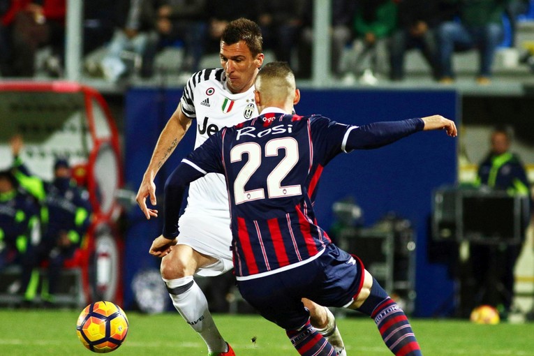 JUVE JURI PREMA TITULI Mandžukić proslavio jubilej, Higuain zabio dva gola