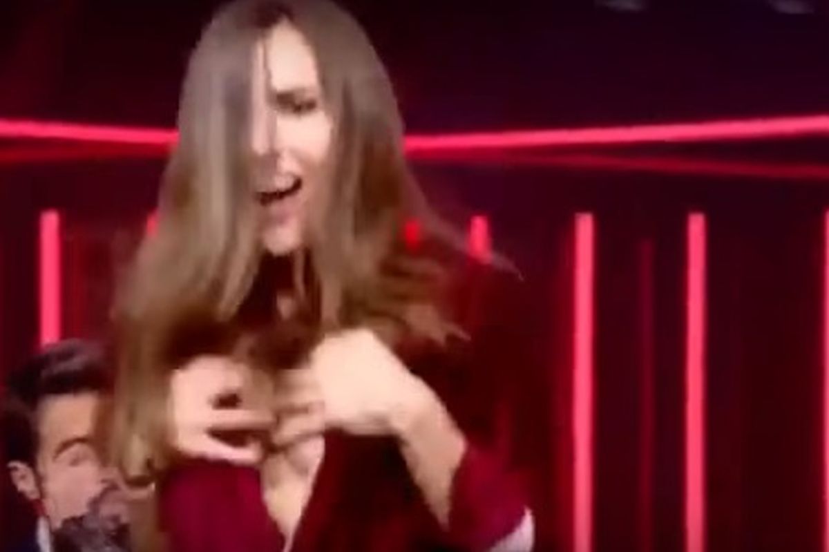 VIDEO Manekenki pred kamerama izletjele gole grudi iz haljine