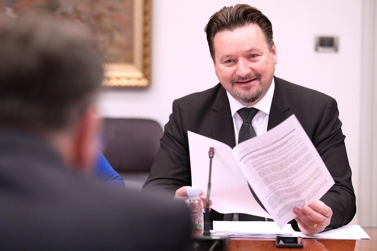 Ministar uprave: Draže su mi plave nego crvene putovnice