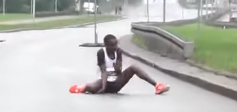 SRAMOTA Kenijska maratonka srušila se 80 metara prije cilja i nitko joj nije želio pomoći