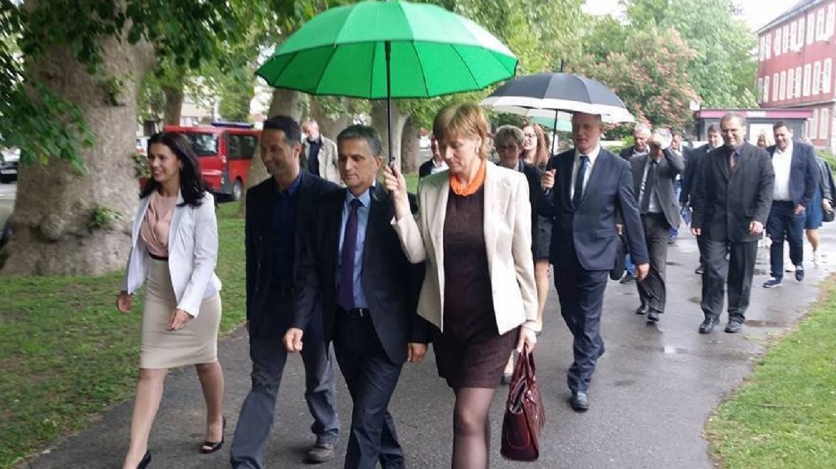 Imaju li ovi ljudi ruke? I ministru Mariću kišobran je držala - žena