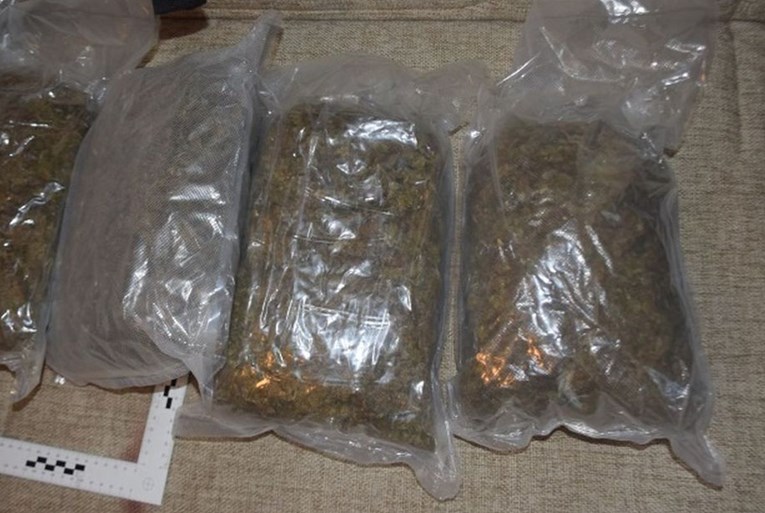 Policija u BiH otkrila gotovo tonu marihuane, uhićeni Crnogorci