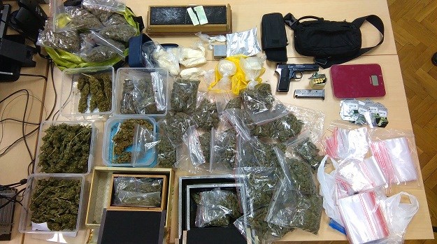 U Splitu uhitili dilera sa 1,7 kilogramom marihuane, pola kilograma amfetamina i pištoljem
