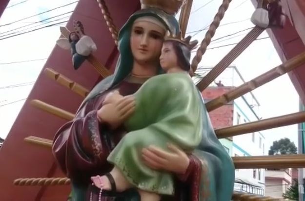 VIDEO Čudo ili varka: Vjernici uvjereni da kip Bogorodice plače krvave suze