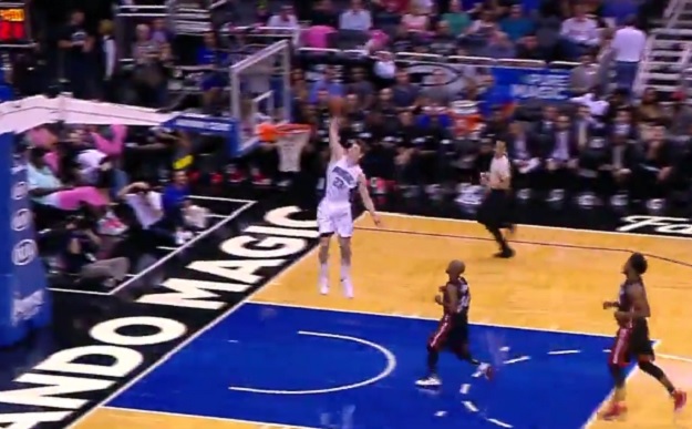 Air Hezonja vlada terenom: Pogledajte ludu asistenciju i zakucavanje