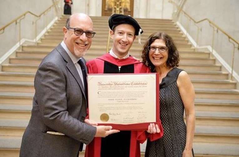 Mark Zuckerberg konačno dobio diplomu