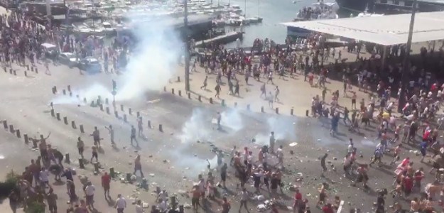 TOTALNI KAOS U MARSEILLEU Rusi jurišaju na Engleze, nemoćna policija baca suzavac