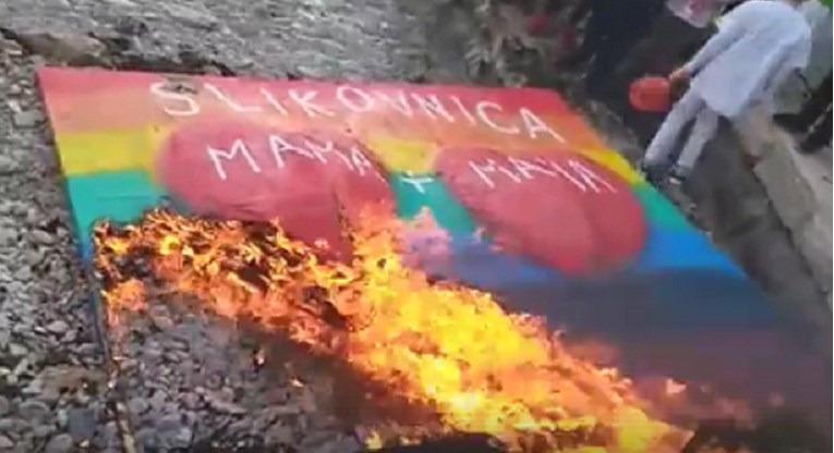 VIDEO Na dječjem karnevalu u Kaštelima spalili slikovnicu s gay parovima