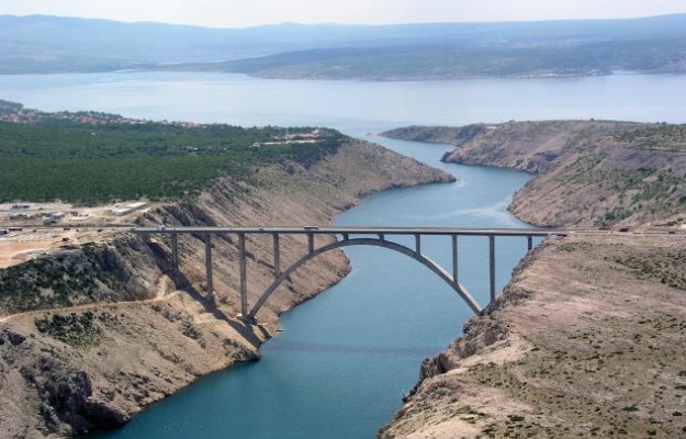 Olujni vjetar otežava promet, između čvora Sveti Rok i Maslenica samo osobna vozila