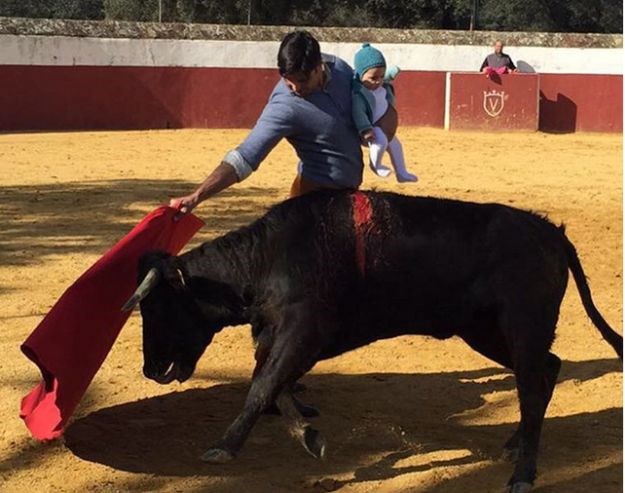 Fotka koja je podigla prašinu: Borba s bikom s kćeri u naručju